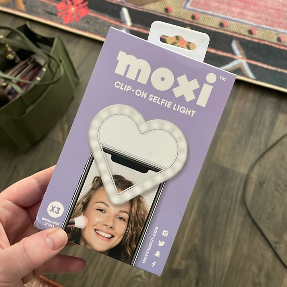 Moxi Clip On Selfie Heart Light